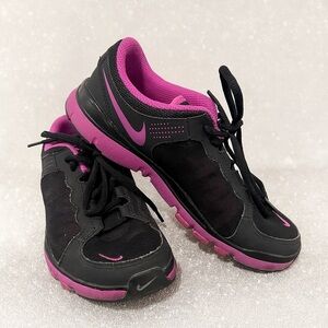 Nike flex trainer 2 - women Black Sneakers with Magenta Highlights/size 6
